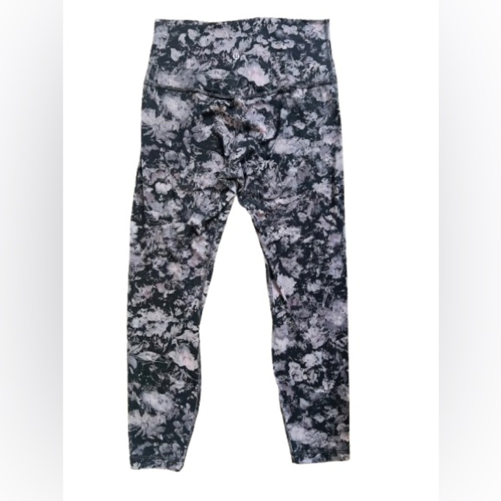 Lululemon Align Pant II
25" leggings in Floral Illusion Ice Grey Multi
Size 8